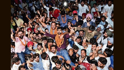 NSUI rebel and Independent candidate Anurag Dalal celebrating with supporters after winning the president’s post in the Panjab University Campus Student Council elections on Thursday. (Ravi Kumar/HT) NSUI rebel and Independent candidate Anurag Dalal celebrating with supporters after winning the president’s post in the Panjab University Campus Student Council elections on Thursday. (Ravi Kumar/HT)