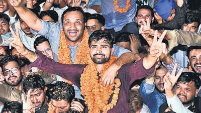 NSUI rebel and Independent candidate Anurag Dalal celebrating with supporters after winning the president’s post in the Panjab University Campus Student Council elections on Thursday. (Ravi Kumar/HT) NSUI rebel and Independent candidate Anurag Dalal celebrating with supporters after winning the president’s post in the Panjab University Campus Student Council elections on Thursday. (Ravi Kumar/HT)