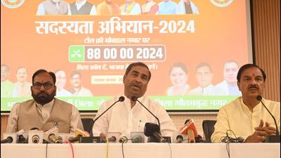 PWD minister Brijesh Singh (centre) and MP Dr Mahesh Sharma (right) during the launch of the drive on Thursday. (Sunil Ghosh/HT Photo) PWD minister Brijesh Singh (centre) and MP Dr Mahesh Sharma (right) during the launch of the drive on Thursday. (Sunil Ghosh/HT Photo)