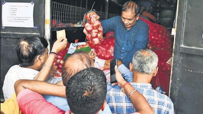 People line up to buy onions at a subsidised rate outside Krishi Bhawan, in New Delhi on Thursday. (Vipin Kumar/HT Photo) People line up to buy onions at a subsidised rate outside Krishi Bhawan, in New Delhi on Thursday. (Vipin Kumar/HT Photo)