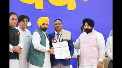 Punjab chief minister presenting awards to teachers at state level function in Hoshiarpur on Thursday. (Harpreet Kaur/HT Photo) Punjab chief minister presenting awards to teachers at state level function in Hoshiarpur on Thursday. (Harpreet Kaur/HT Photo)