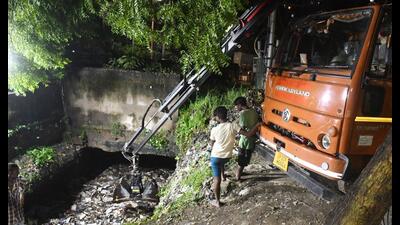 The search operation for the 6-year-old girl underway in Lucknow’s Wazirganj area on Wednesday night. (HT Photo) The search operation for the 6-year-old girl underway in Lucknow’s Wazirganj area on Wednesday night. (HT Photo)