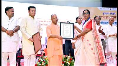 UP CM honouring a teacher on the Teachers’ Day in Gorakhpur. (HT photo) UP CM honouring a teacher on the Teachers’ Day in Gorakhpur. (HT photo)