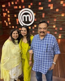 Pooja with her mum and dad on the set of Masterchef India - Hindi (Instagram) Pooja with her mum and dad on the set of Masterchef India - Hindi (Instagram)