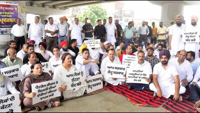 Congress leaders staging a protest against the increase in petrol, diesel and electricity rates by the Punjab government in Ludhiana on Friday. (HT Photo) Congress leaders staging a protest against the increase in petrol, diesel and electricity rates by the Punjab government in Ludhiana on Friday. (HT Photo)