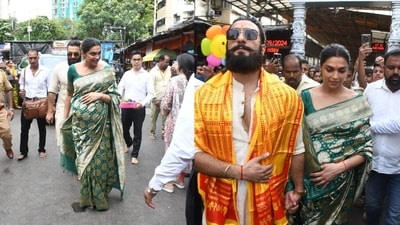 Deepika Padukone and Ranveer Singh at Siddhivinayak Temple Deepika Padukone and Ranveer Singh at Siddhivinayak Temple
