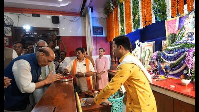 Defence minister Rajnath Singh offered prayers at Khatu Shyam Temple in Lucknow on Friday. (HT Photo)