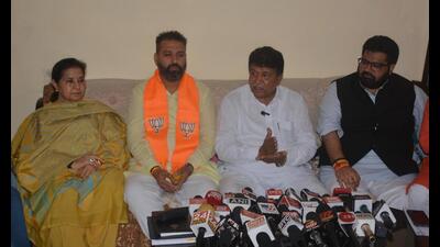 Gian Chand Gupta addressing mediapersons at his residence in Panchkula on Friday. (Sant Arora/HT)