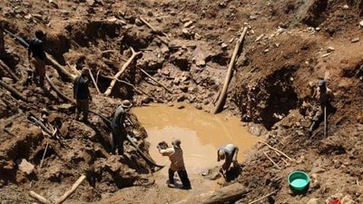 Miners working in an open-pit gold mine in Congo. (AFP Photo) Miners working in an open-pit gold mine in Congo. (AFP Photo)