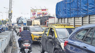 Mumbai, India. Sep 06, 2-024; Heavy traffic congestion in the Dadar and Parel areas is caused by people shopping for the Ganesh Festival. Mumbai, India. Sep 06, 2024. (Photo by Raju Shinde/HT Photo) (Hindustan Times) Mumbai, India. Sep 06, 2-024; Heavy traffic congestion in the Dadar and Parel areas is caused by people shopping for the Ganesh Festival. Mumbai, India. Sep 06, 2024. (Photo by Raju Shinde/HT Photo) (Hindustan Times)