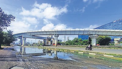 PMRDA has issued a notice to Pune IT City Metro Rail Limited regarding poor condition of road between Maan-Hinjewadi-Wakad and Shivajinagar area due to metro works. (MAHENDRA KOLHE/HT)