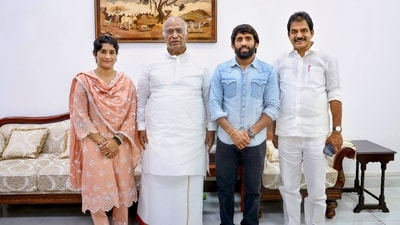 Congress President Mallikarjun Kharge and party MP KC Venugopal meet wrestlers Vinesh Phogat and Bajrang Punia (PTI Photo) (PTI) Congress President Mallikarjun Kharge and party MP KC Venugopal meet wrestlers Vinesh Phogat and Bajrang Punia (PTI Photo) (PTI)