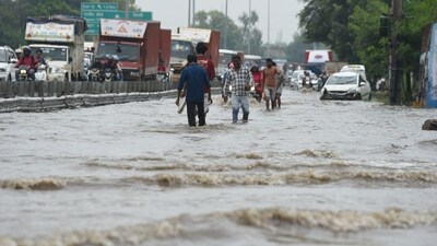 Heavy rain has led to significant waterlogging on NH-48 near Narsinghpur Village in Gurugram, causing major disruptions in both Delhi and Gurugram. (Parveen Kumar/HT Photo) Heavy rain has led to significant waterlogging on NH-48 near Narsinghpur Village in Gurugram, causing major disruptions in both Delhi and Gurugram. (Parveen Kumar/HT Photo)
