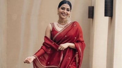 Malayalam actor Aishwarya Lekshmi has garnered attention ever since she debuted with 2017’s Njandukalude Nattil Oridavela, not just for her acting chops but also her beautiful wardrobe. Malayalam actor Aishwarya Lekshmi has garnered attention ever since she debuted with 2017’s Njandukalude Nattil Oridavela, not just for her acting chops but also her beautiful wardrobe.