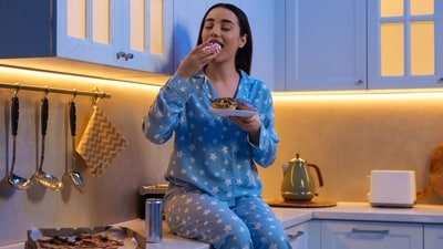Eating right before bedtime ruins your sleep quality. (Shutterstock) Eating right before bedtime ruins your sleep quality. (Shutterstock)