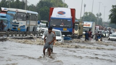 Vehicles and commuters are struggling to navigate through knee-deep water on NH-48 near Narsinghpur Village in Gurugram. (Parveen Kumar/HT Photo) Vehicles and commuters are struggling to navigate through knee-deep water on NH-48 near Narsinghpur Village in Gurugram. (Parveen Kumar/HT Photo)