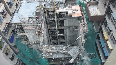 hree labourers died while three others were critically injured after the slab on which they were working, on the 20th floor of an under-construction building at Malad East collapsed on Thursday. (Raju Shinde/HT Photo) hree labourers died while three others were critically injured after the slab on which they were working, on the 20th floor of an under-construction building at Malad East collapsed on Thursday. (Raju Shinde/HT Photo)