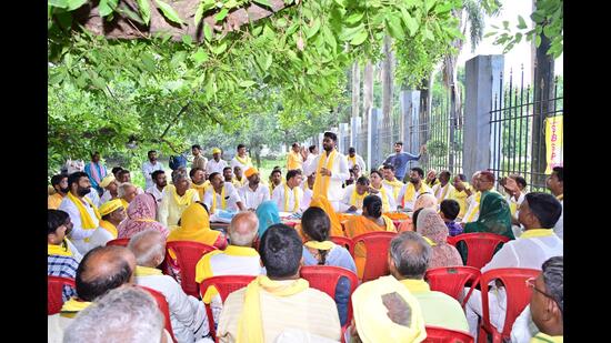 SBSP national general secretary Arun Rajbhar holding a meeting with party workers in Ballia (HT)