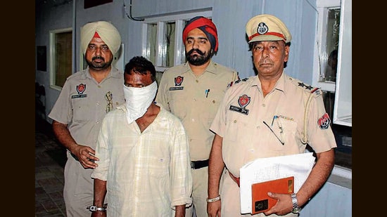 The murder accused in the custody of the Khanna police in Ludhiana on Friday. (HT Photo)