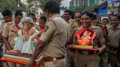 Police officers from Ghatkopar police station transported a Lord Ganesha idol from the workshop to the police station in Mumbai on Friday. (Satish Bate/HT Photo) Police officers from Ghatkopar police station transported a Lord Ganesha idol from the workshop to the police station in Mumbai on Friday. (Satish Bate/HT Photo)