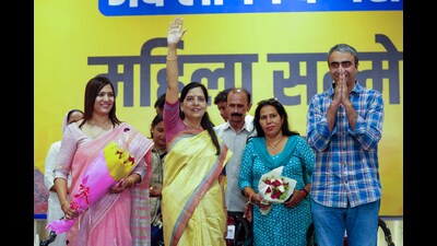 Delhi chief minister Arvind Kejriwal's wife Sunita Kejriwal waves to supporters during the Women's Conference for the upcoming Haryana assembly polls, in Bhiwani on Saturday. State Senior Aam Aadmi Party (AAP) vice-president Anurag Dhanda also seen. (AAP-X)