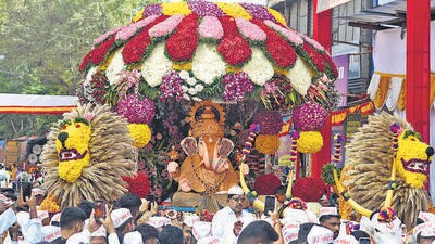 Faithful welcomed their beloved Ganpati Bappa with enthusiasm and sounds of drums. (MAHENDRA KOLHE/HT) Faithful welcomed their beloved Ganpati Bappa with enthusiasm and sounds of drums. (MAHENDRA KOLHE/HT)