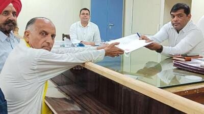 Former Haryana minister and BJP rebel Bachan Singh Arya filing his papers on Saturday. (HT Photo) Former Haryana minister and BJP rebel Bachan Singh Arya filing his papers on Saturday. (HT Photo)