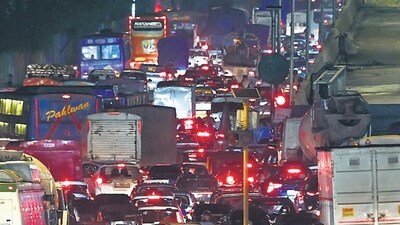 Mumbai, India. Sep 06, 2-024: Heavy traffic congestion on Eastern Express Highway between Chembur and Ghatkopar due to the flyover work at Cheda Nagar, Ghatkopar in Mumbai, India. Sep 06, 2024. (Photo by Raju Shinde/HT Photo) (Hindustan Times) Mumbai, India. Sep 06, 2-024: Heavy traffic congestion on Eastern Express Highway between Chembur and Ghatkopar due to the flyover work at Cheda Nagar, Ghatkopar in Mumbai, India. Sep 06, 2024. (Photo by Raju Shinde/HT Photo) (Hindustan Times)