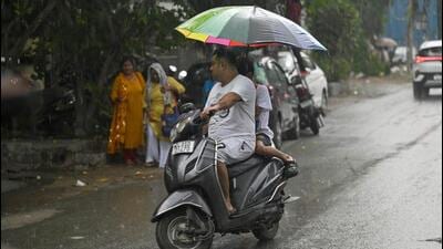 Rain at Laxmi Nagar on Saturday. (RAJ K RAJ /HT PHOTO) Rain at Laxmi Nagar on Saturday. (RAJ K RAJ /HT PHOTO)