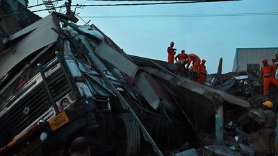 Relief and rescue work underway in Lucknow’s Transport Nagar after a building collapsed there on September 7. (HT photo) Relief and rescue work underway in Lucknow’s Transport Nagar after a building collapsed there on September 7. (HT photo)