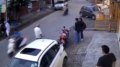 A screengrab of the viral video (Courtesy: x.com/Chaudhary_Parvez) A screengrab of the viral video (Courtesy: x.com/Chaudhary_Parvez)