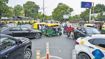 The chaotic congestion on Pt. Trilok Chandra Sharma Marg at Press Enclave in Delhi. (Sanchit Khanna/HT Photo) The chaotic congestion on Pt. Trilok Chandra Sharma Marg at Press Enclave in Delhi. (Sanchit Khanna/HT Photo)
