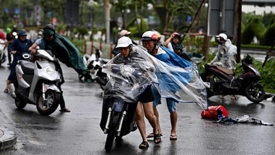 Motorcyclists struggle from the strong wind of Typhoon Yagi in Hai Phong city on September 7, 2024. (AFP) Motorcyclists struggle from the strong wind of Typhoon Yagi in Hai Phong city on September 7, 2024. (AFP)