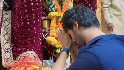 Kartik Aaryan visited Mumbai's famous Lalbaugcha Raja on Tuesday on the occasion of Ganesh Chaturthi.&nbsp; 