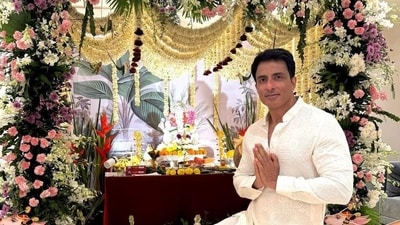 Sonu Sood celebrated Ganesh Chaturthi at his residence. Sonu Sood celebrated Ganesh Chaturthi at his residence.