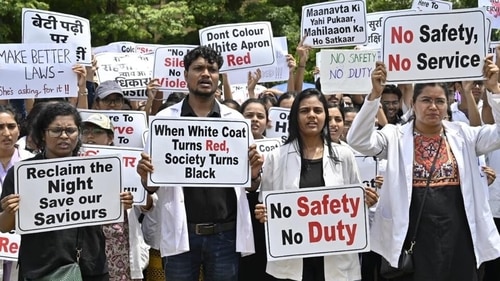 Resident doctors and medical students protest in Mumbai on Friday. ((Anshuman Poyrekar/ HT)) Resident doctors and medical students protest in Mumbai on Friday. ((Anshuman Poyrekar/ HT))