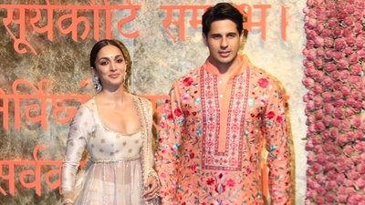 Kiara Advani and Sidharth Malhotra made a stylish entrance at the event. Kiara stunned in a beautiful white anarkali suit, while Sidharth wore a floral kurta and white pyjama. 