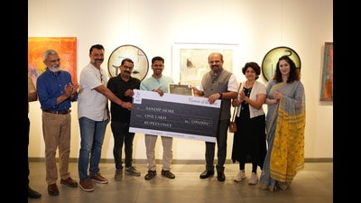 Maha-Metro managing director Shravan Hardikar (centre) presented “Vesavar of the Year” award to abstract artist Sandip More. Also seen (from left) are Shrikant Kadam, Pandit Khairnar, Aditi Hardikar and Pranali Harpude. (HT PHOTO) Maha-Metro managing director Shravan Hardikar (centre) presented “Vesavar of the Year” award to abstract artist Sandip More. Also seen (from left) are Shrikant Kadam, Pandit Khairnar, Aditi Hardikar and Pranali Harpude. (HT PHOTO)