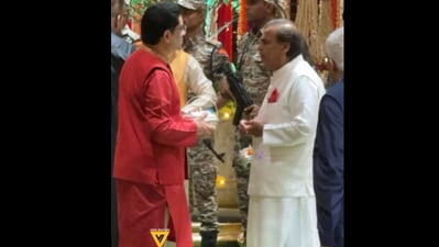 Kumar Mangalam Birla, Chairperson of the Aditya Birla Group and Mukesh Ambani at Ganesh Chaturthi celebrations. Kumar Mangalam Birla, Chairperson of the Aditya Birla Group and Mukesh Ambani at Ganesh Chaturthi celebrations.
