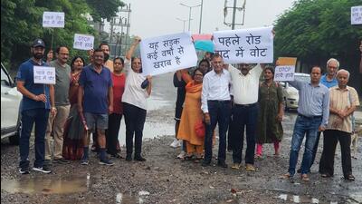 Protesters outside ATS Tourmaline, Chintels Serenity, Brisk Lumbini, and Sobha Villas in Gurugram on Sunday. (Parveen Kumar/HT Photo)