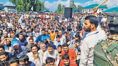Rally organised to canvass for Jammat-backed independent candidate Sayyar Ahmad Reshi Kulgam drew a big crowd. (HT ) Rally organised to canvass for Jammat-backed independent candidate Sayyar Ahmad Reshi Kulgam drew a big crowd. (HT )