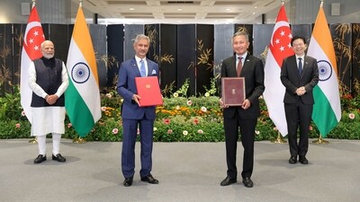 This handout photo taken and released by Singapore's Ministry of Digital Development and Information (MDDI) on September 5, 2024 shows Singapore's Prime Minister Lawrence Wong (R) and India's Prime Minister Narendra Modi (L) looking on as Singapore's Foreign Minister Vivian Balakrishnan (2nd R) and India's Foreign Minister S. Jaishankar hold documents during a Memorandum of Understanding (MOU) ceremony at the Parliament House in Singapore. (Photo by Handout / Singapore's Ministry of Digital Development and Information (MDDI) / AFP) / (AFP) This handout photo taken and released by Singapore's Ministry of Digital Development and Information (MDDI) on September 5, 2024 shows Singapore's Prime Minister Lawrence Wong (R) and India's Prime Minister Narendra Modi (L) looking on as Singapore's Foreign Minister Vivian Balakrishnan (2nd R) and India's Foreign Minister S. Jaishankar hold documents during a Memorandum of Understanding (MOU) ceremony at the Parliament House in Singapore. (Photo by Handout / Singapore's Ministry of Digital Development and Information (MDDI) / AFP) / (AFP)