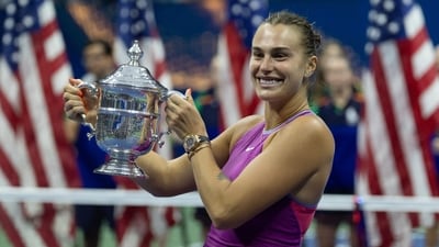 Aryna Sabalenka celebrates with the US open trophy. (USA TODAY Sports via Reuters Con)