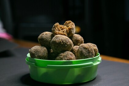 Ariyunda, a distinctive sweet, made with rice flour, jaggery, and coconut. (Photo: Shutterstock)