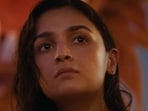 Fans of Alia Bhatt and Shraddha Kapoor are fighting about who is the biggest star of them.