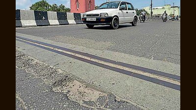 A damaged expansion joint on Jagraon Bridge in Ludhiana. (HT Photo) A damaged expansion joint on Jagraon Bridge in Ludhiana. (HT Photo)
