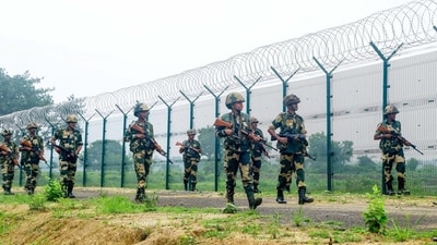 BSF personnel keep vigil amid high alert at the India-Bangladesh international Border, at Chatrahati in South Dinajpur. (ANI) (HT_PRINT) BSF personnel keep vigil amid high alert at the India-Bangladesh international Border, at Chatrahati in South Dinajpur. (ANI) (HT_PRINT)