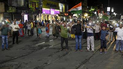 Citizens took to the streets, forming a human chain, holding mobile torch for 9 minutes at 9 pm, demanding justice for the RG Kar rape-murder victim in Kolkata, on Monday. (Samir Jana/HT)