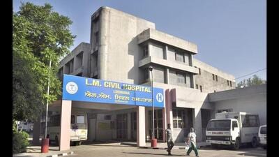 Dr Sunita Aggarwal, the emergency medical officer on duty at Ludhiana’s civil hospital, alleged that she called a PCR, but the police took half an hour to arrive. She further alleged that the police asked her “not to create a scene.” (HT Photo) Dr Sunita Aggarwal, the emergency medical officer on duty at Ludhiana’s civil hospital, alleged that she called a PCR, but the police took half an hour to arrive. She further alleged that the police asked her “not to create a scene.” (HT Photo)