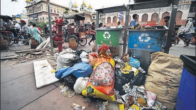 Garbage dumped on the streets at Chandni Chowk in New Delhi on Monday. (Sanchit Khanna/HT Photo) Garbage dumped on the streets at Chandni Chowk in New Delhi on Monday. (Sanchit Khanna/HT Photo)